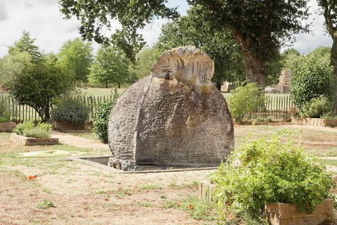 La pierre à capuche dans le jardin