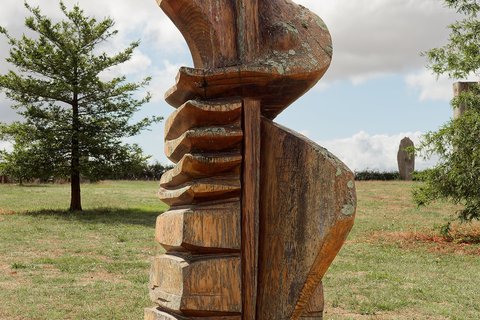 La figure aux mains et à la lame