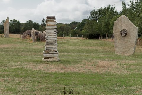 La colonne de dalles et la stèle