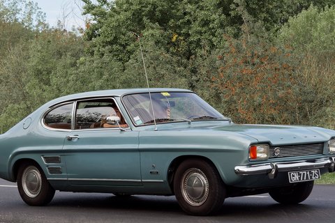 Ford Capri bleu glacier