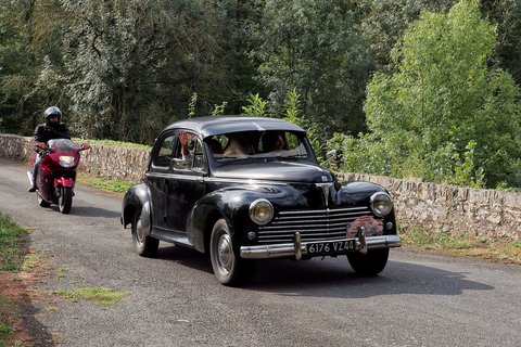 Peugeot 203 noire (moto rouge derrière)
