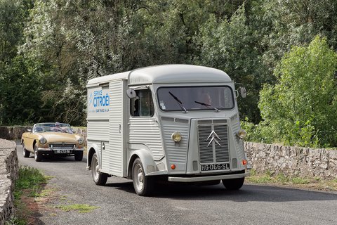 Citroën Type H « Service Citroën » (MG B sable derrière)