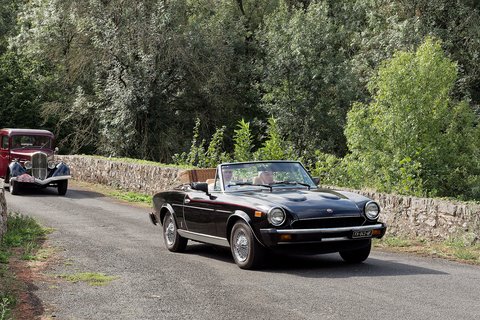 Fiat 124 Spider (Peugeot années 30 derrière)