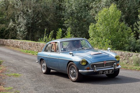 MG B GT bleue