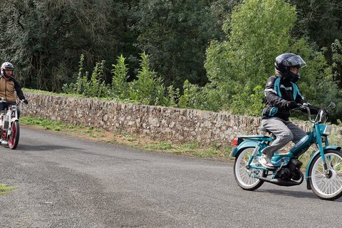 Duo de mobylettes (Peugeot 103 turquoise + préparée)