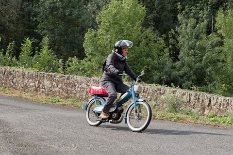 Mobylette avec panier rouge