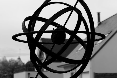 Sphère armillaire, noir et blanc