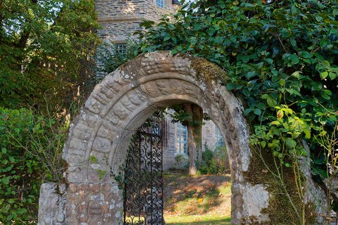 L'arche sculptée et la tourelle