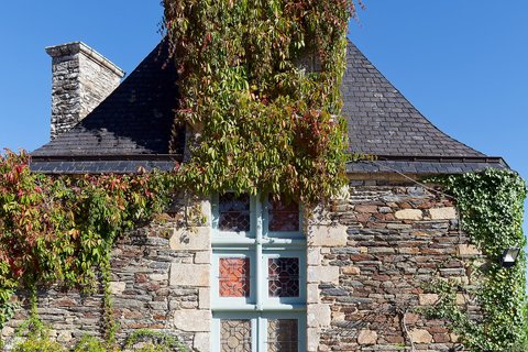 Le pavillon à la porte bleu pâle et au lierre